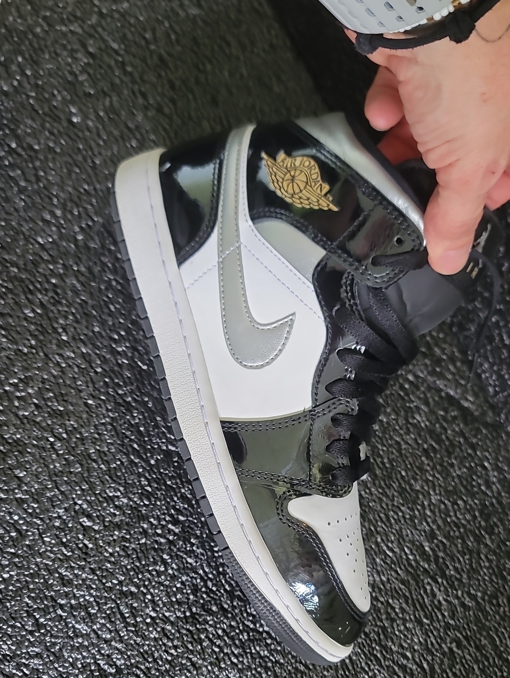 Nike Air Jordan 1 Mid SE "Metallic Silver/Metallic Gold" Mens 8 Fast Shipping - Picture 14 of 16